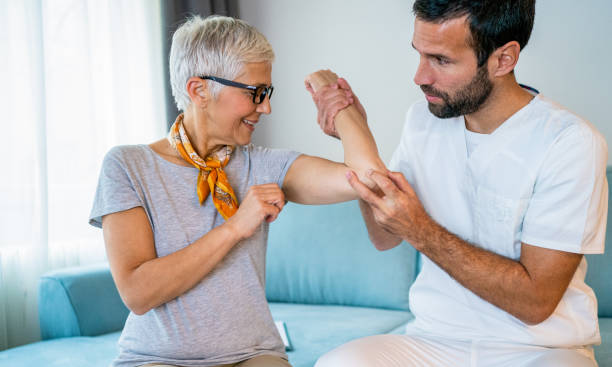 Quelle est la différence entre le traitement d’une blessure au coude par un ostéopathe et un kinésithérapeute?