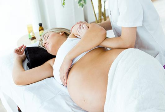 Comment l’ostéopathie favorise une grossesse saine et réduit les risques de complications à Lyon