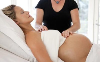 Comment l’ostéopathie aide-t-elle à gérer le stress lié aux changements corporels pendant la grossesse à Lyon ?
